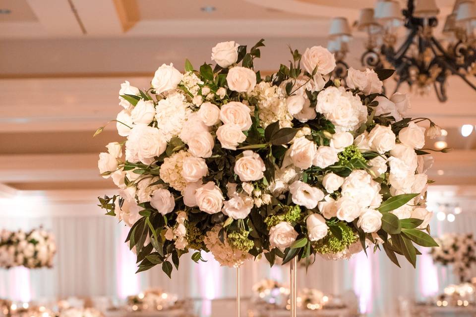 TALL WHITE CENTERPIECES