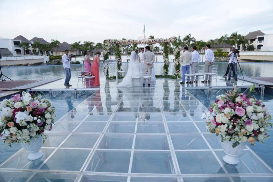 Wedding on a pool