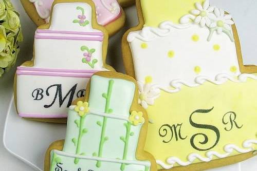 Create custom mini replicas of your wedding cake in these sweet favors!