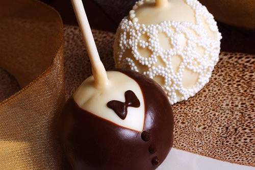 These delicious gourmet brownie favor pops are as unique as they are beautiful.