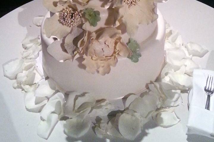 Gold roses on wedding cake