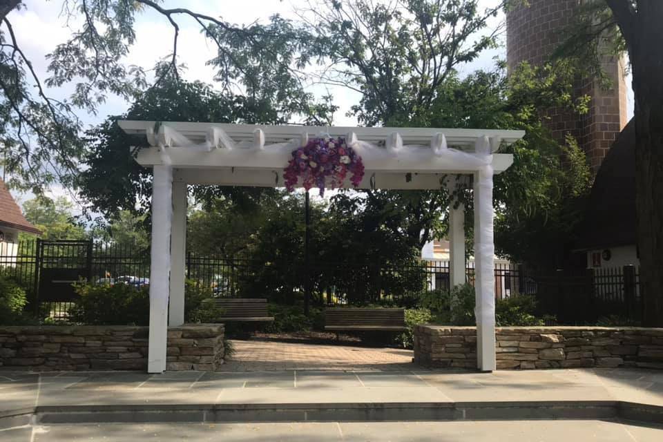 Simple Courtyard Decor