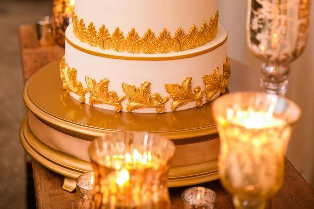 White and gold cake