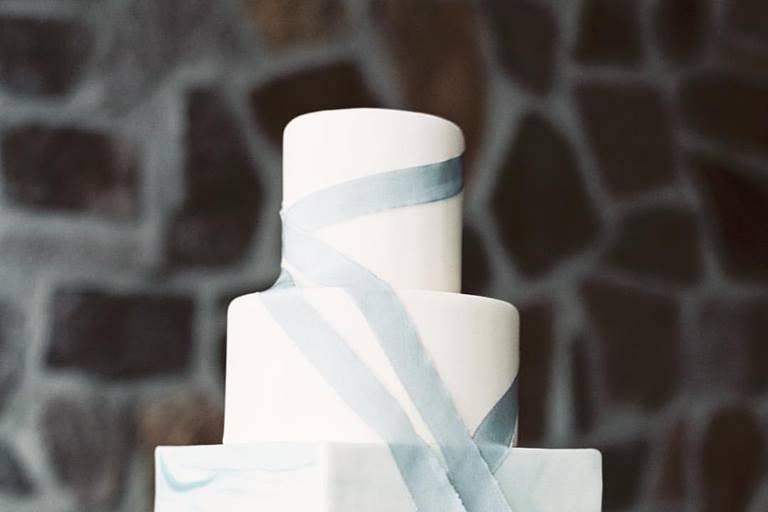 Simple wedding cake with blue ribbons