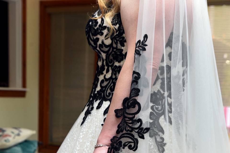 Nails and veil detail