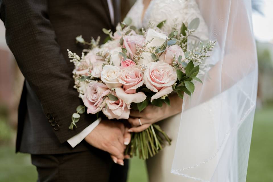 Newlyweds with her bouquet
