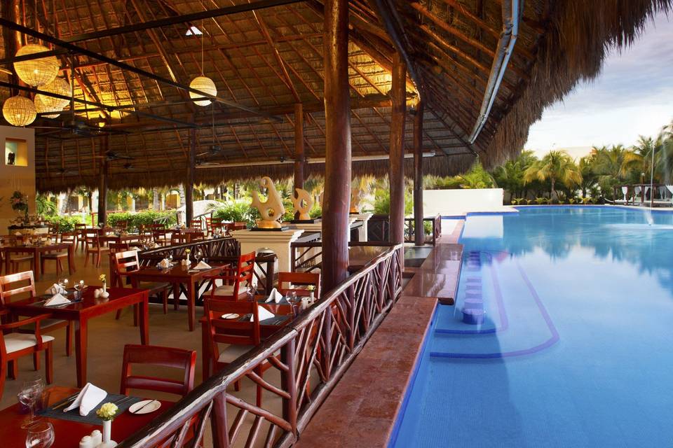 Dining area beside the pool