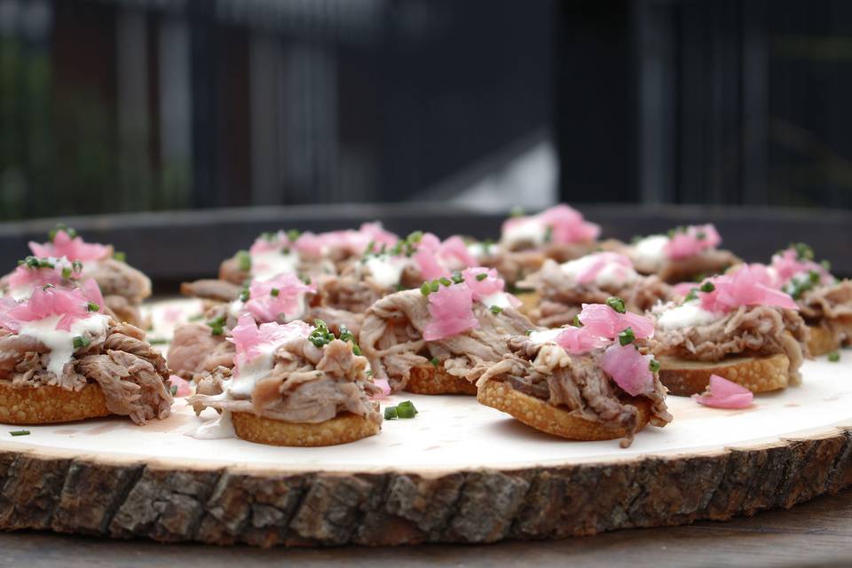 Shaved prime rib crostini