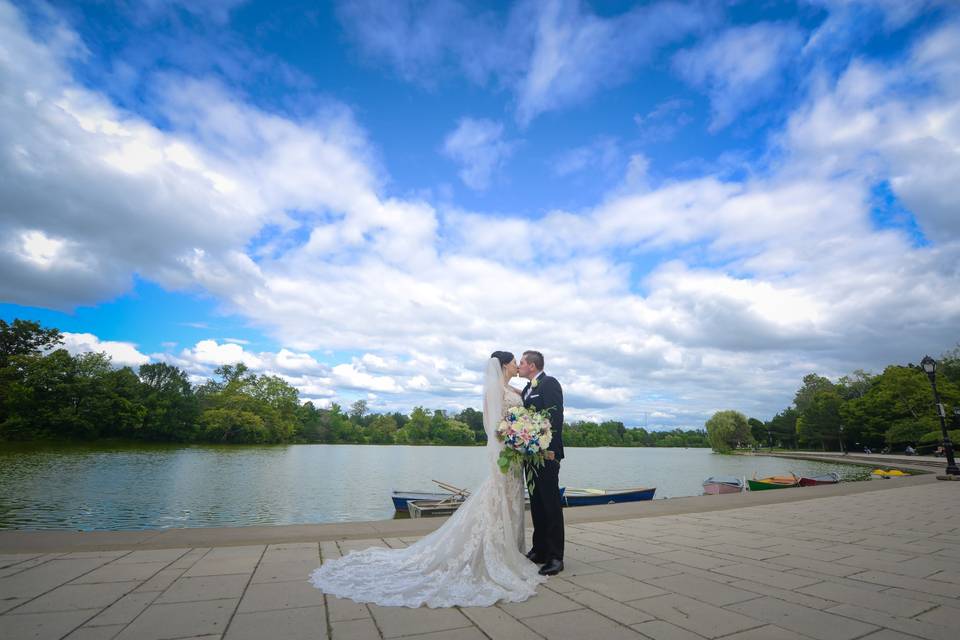 A kiss by Hoyt Lake