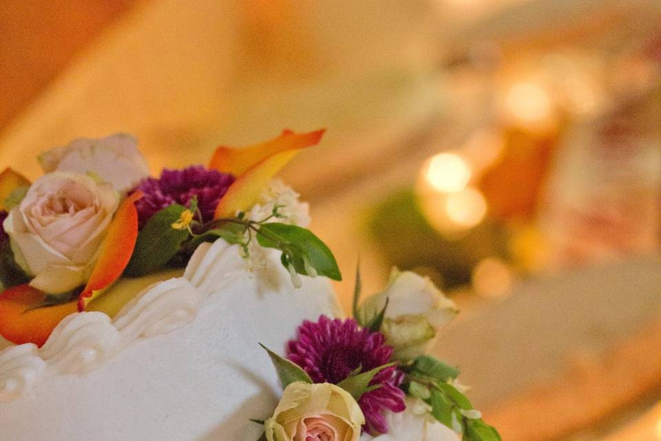 Feeling floral wedding cake