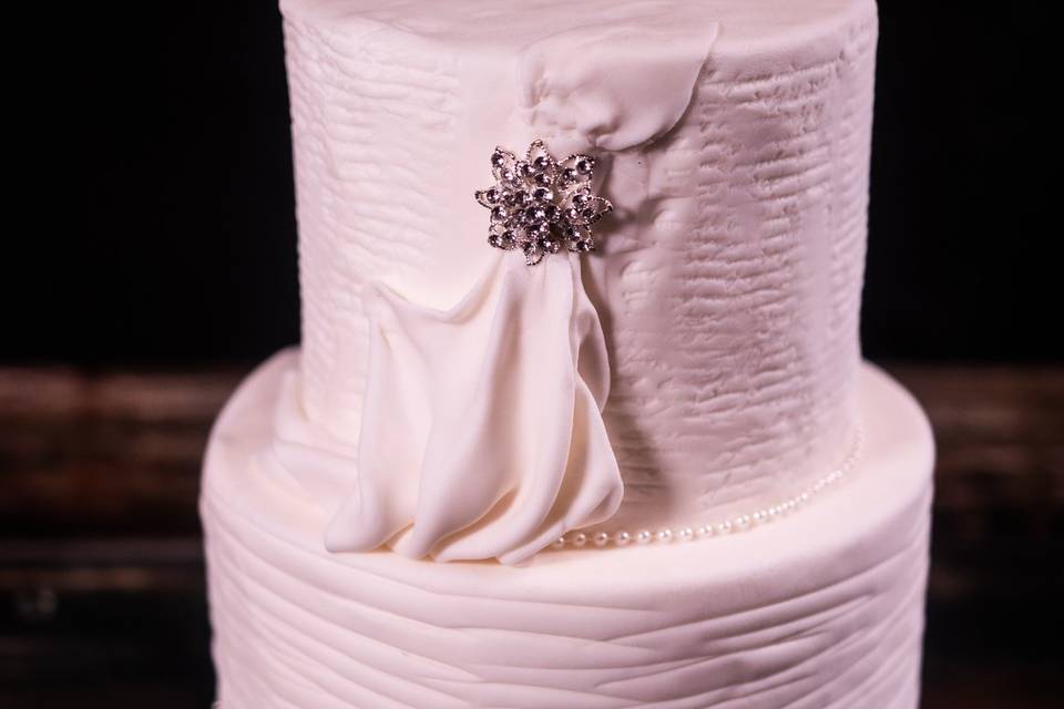 A bridal dress-themed cake