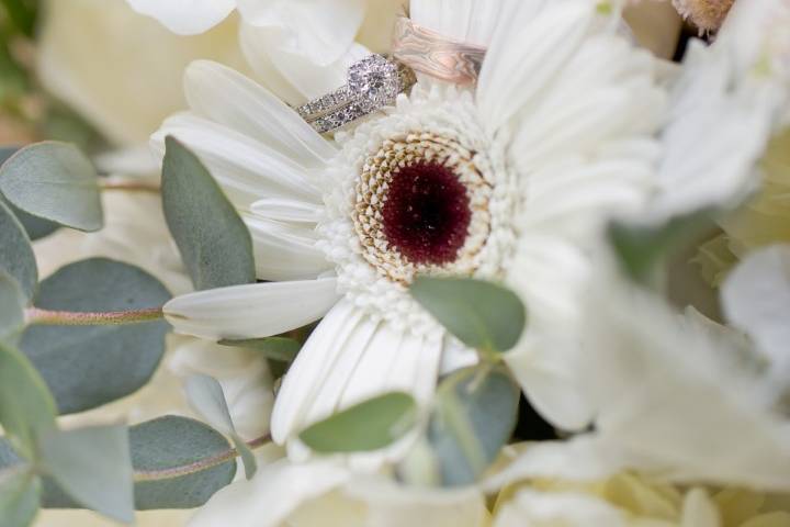 Bride & groom ring w/ bouquet