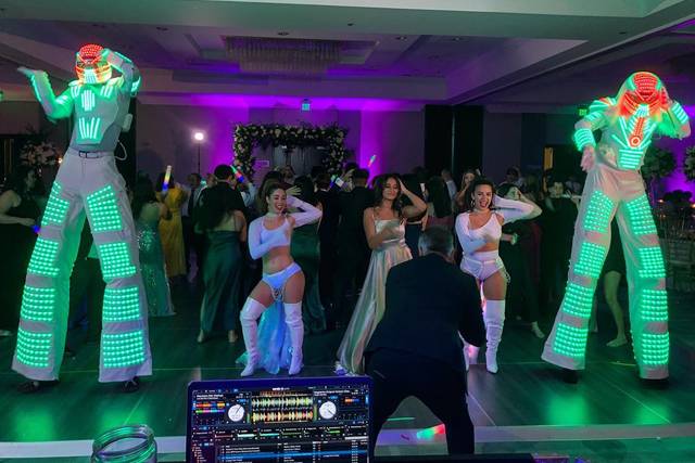 Dancers and hora loca