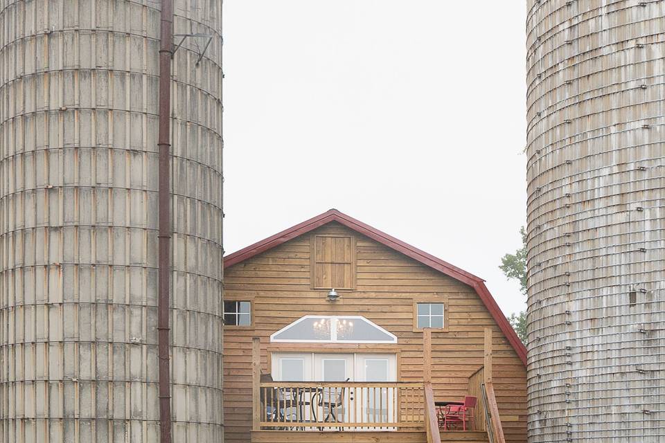 Deck between the silos