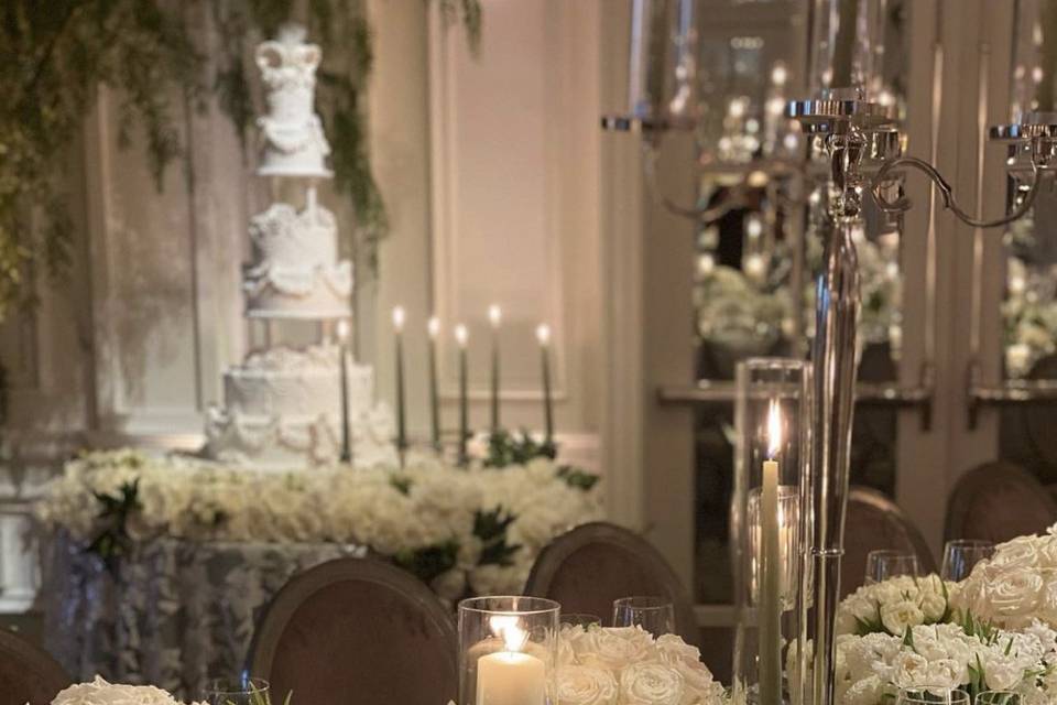 White floral table decor