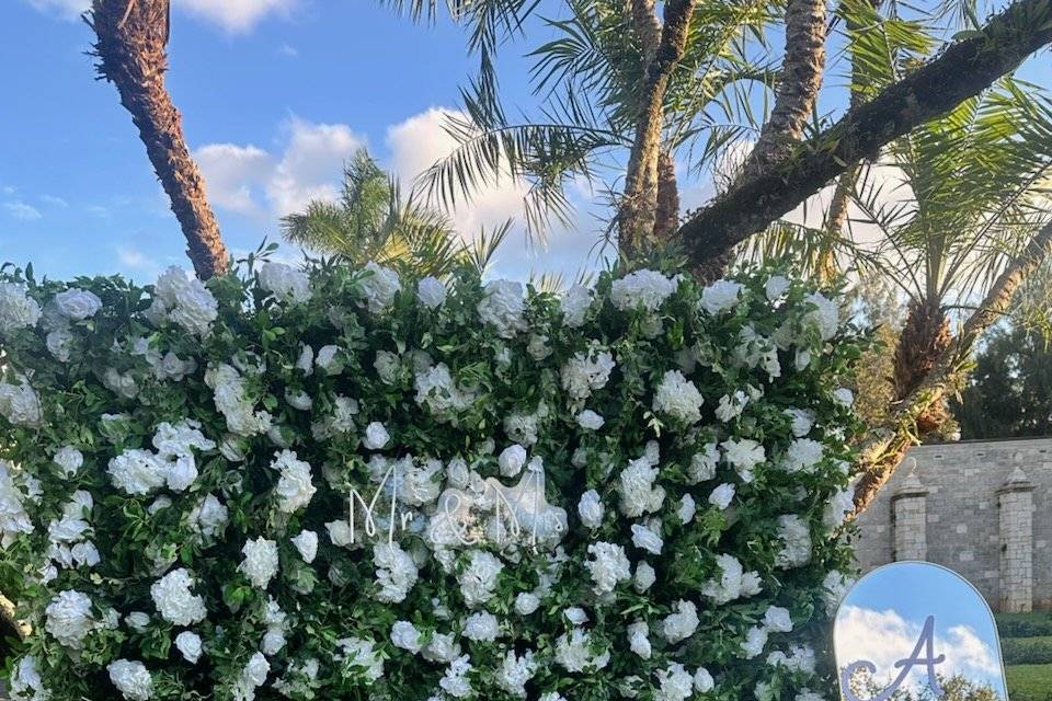 Green flower wall & sign