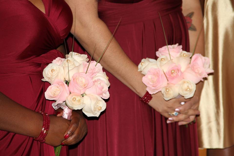 Bridesmaids bouquets by Flowers by IPME