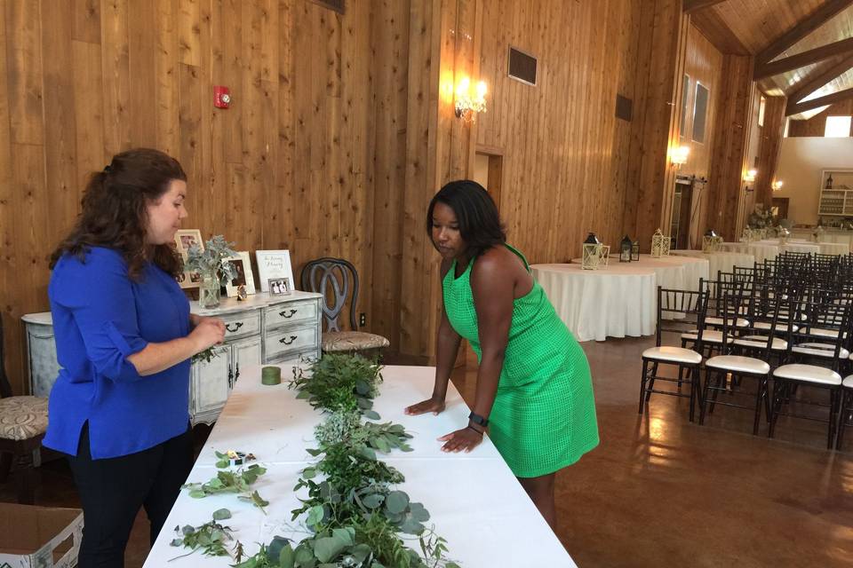 Assembling table wreath w/ florist