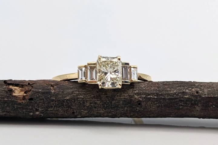 Traditional diamond ring