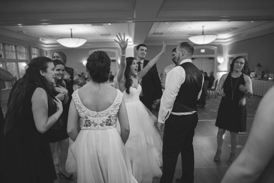 Laughing bride | Photo credit: divno photograph