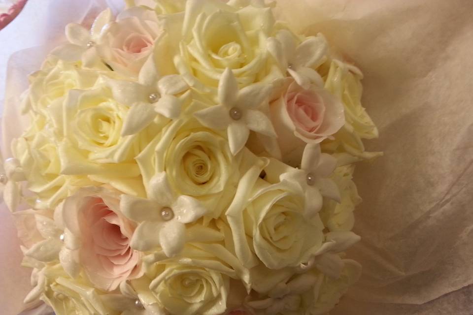 White and pink bouquet arrangement