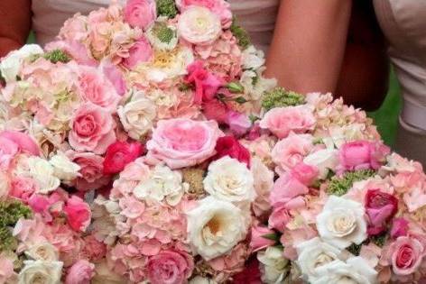 Pink & white bouquets