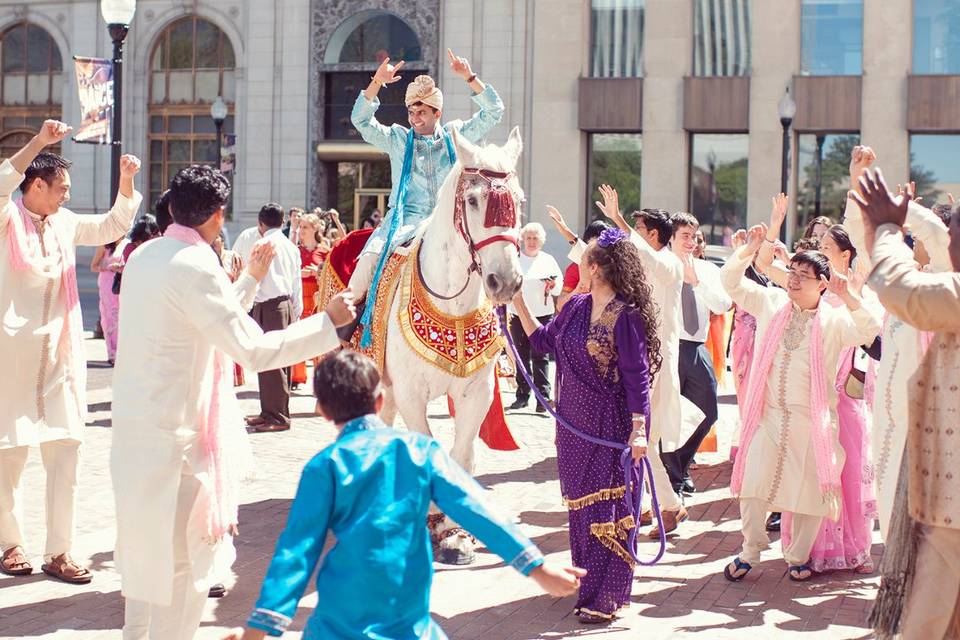 Destination Wedding PhotographerIndian Wedding | Baraat Ceremony with HorseHyatt | Tulsa, OklahomaKLK Photography | Photography by Kristi & Paulwww.klkphotography.com