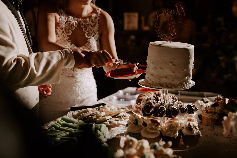 Cutting cake