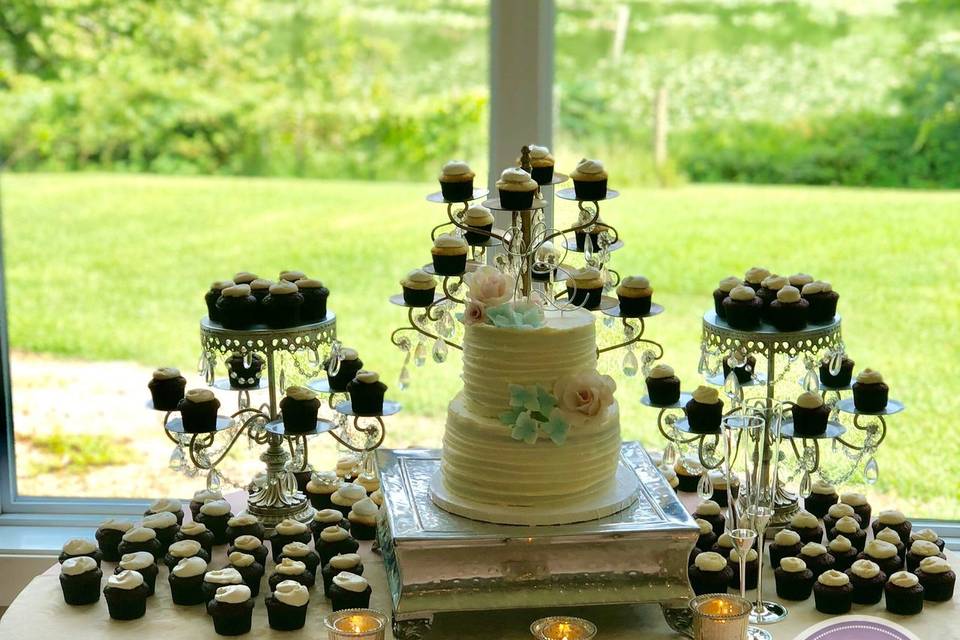Cake with Cupcake Bar
