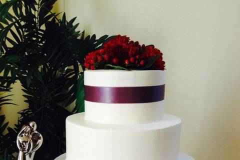 Red flower design in a cake