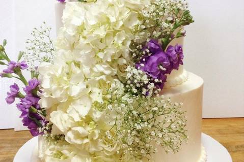 White flower design in a cake