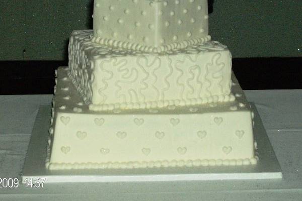 3 tier square off set with fondant bow