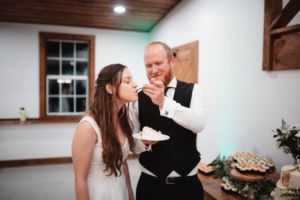 Cake cutting wedding