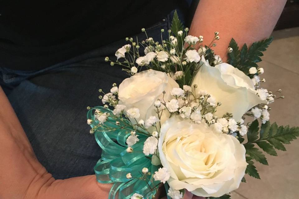 Personalized bouquets and boutonnieres accent your special day and boost creativity.