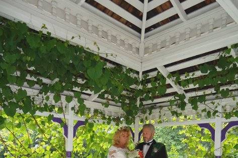 Country club wedding beneath the pergola.