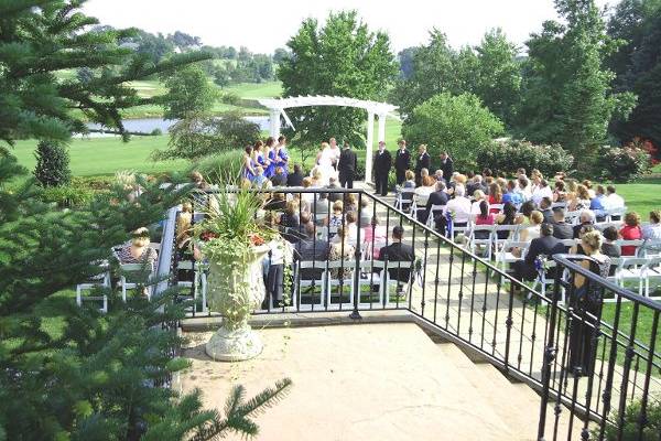 Country club wedding beneath the pergola.