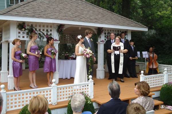 A spring wedding complete with a wonderful cellist.