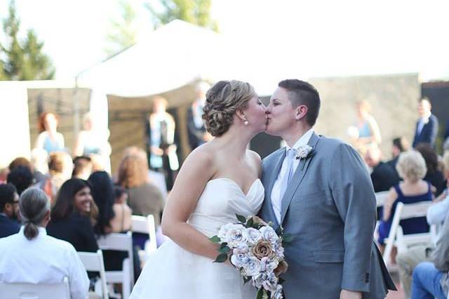 Kiss on the aisle