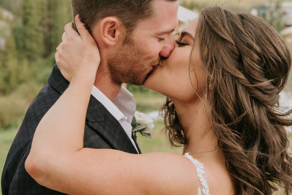 Bride Marlaina smoochin'