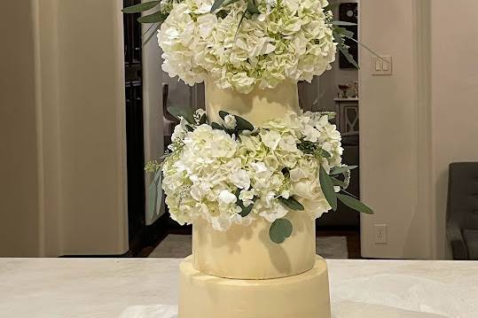 Floating tiers with hydrangea