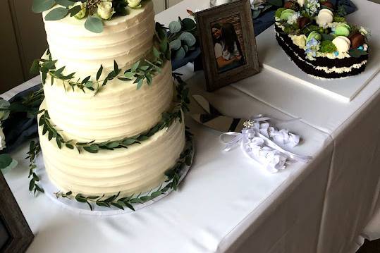 Shades of green wedding cakes