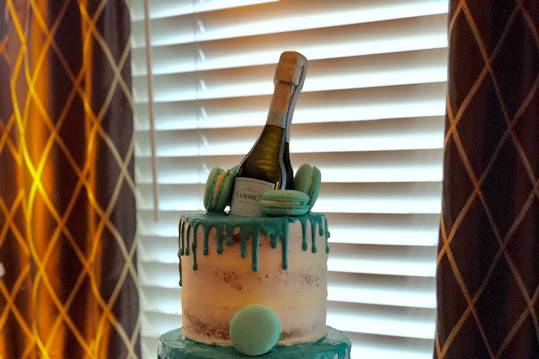 Drip cake with Champagne