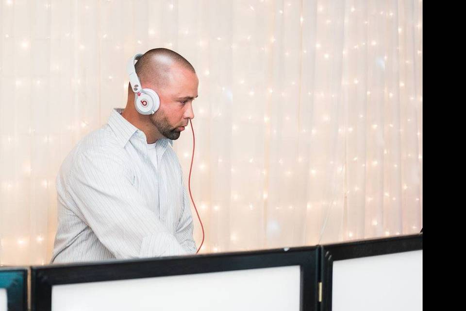 DJ