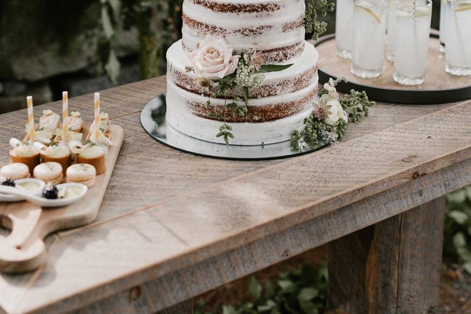 Wedding cake | Photo: LIndsay Hackney