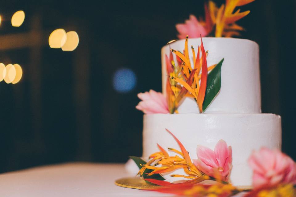 Cake with tropical flowers
