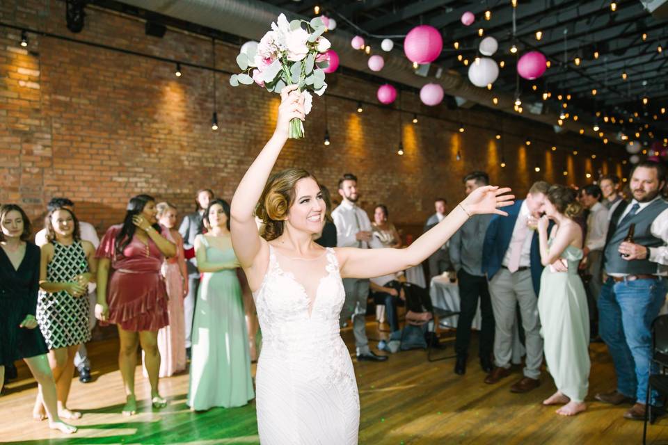 Bouquet toss - Savannah Peterson Photography