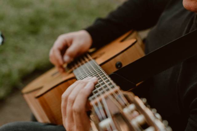 Dj Mijares guitar service