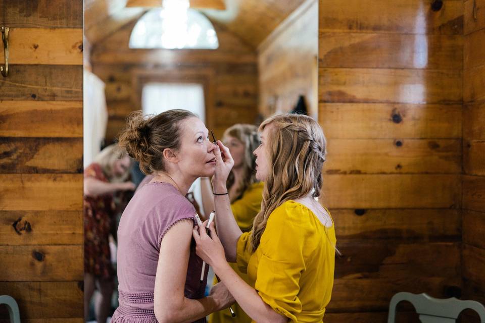 Bridal party getting ready