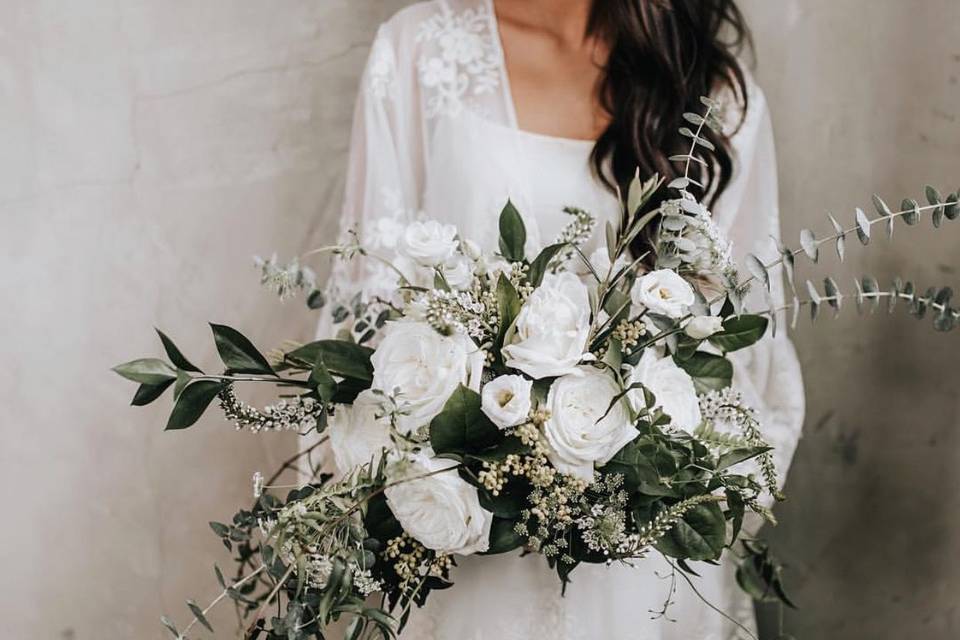 White flowers | Photo by Ashlyn Cathey Kasten Photography