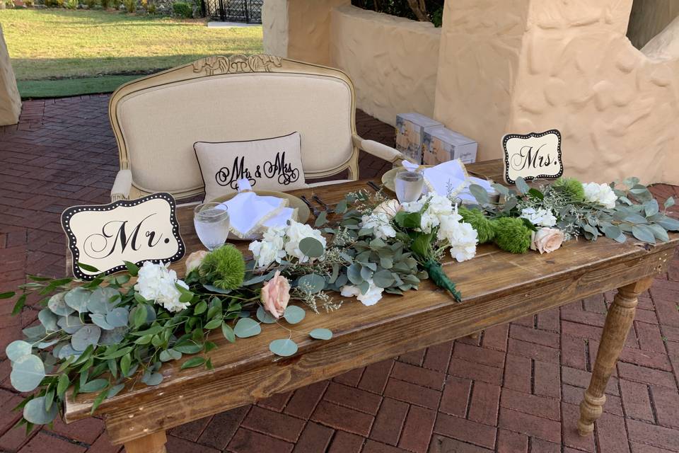 Head table arrangement